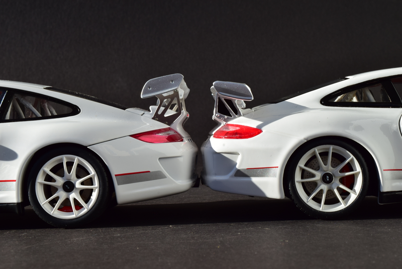 Illustration for article titled RennSport Battle: 997 911 GT3 RS 4.0, AUTOart v. Bburago